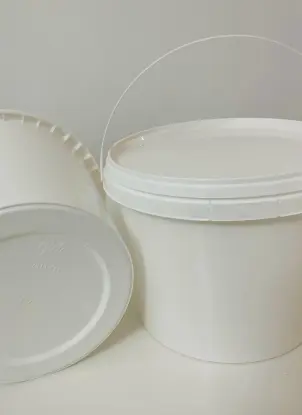 2.75 liter plastic bucket with lid